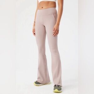 Outdoor Voices SuperForm
Rib Flare Pant in Mocha